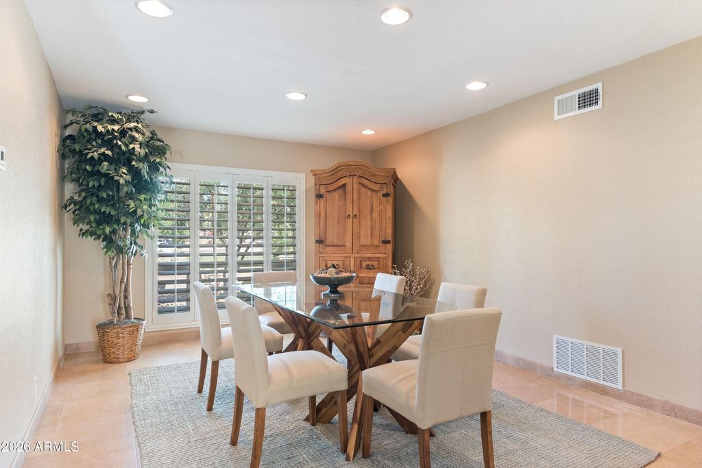 Image 13 of property listing at 5601 E CHARTER OAK Road, Scottsdale, AZ 85254