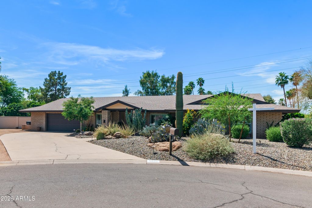 Image 2 of property listing at 5601 E CHARTER OAK Road, Scottsdale, AZ 85254