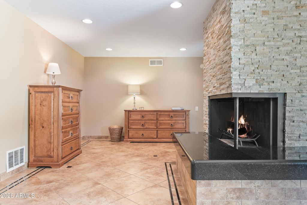 Image 23 of property listing at 5601 E CHARTER OAK Road, Scottsdale, AZ 85254