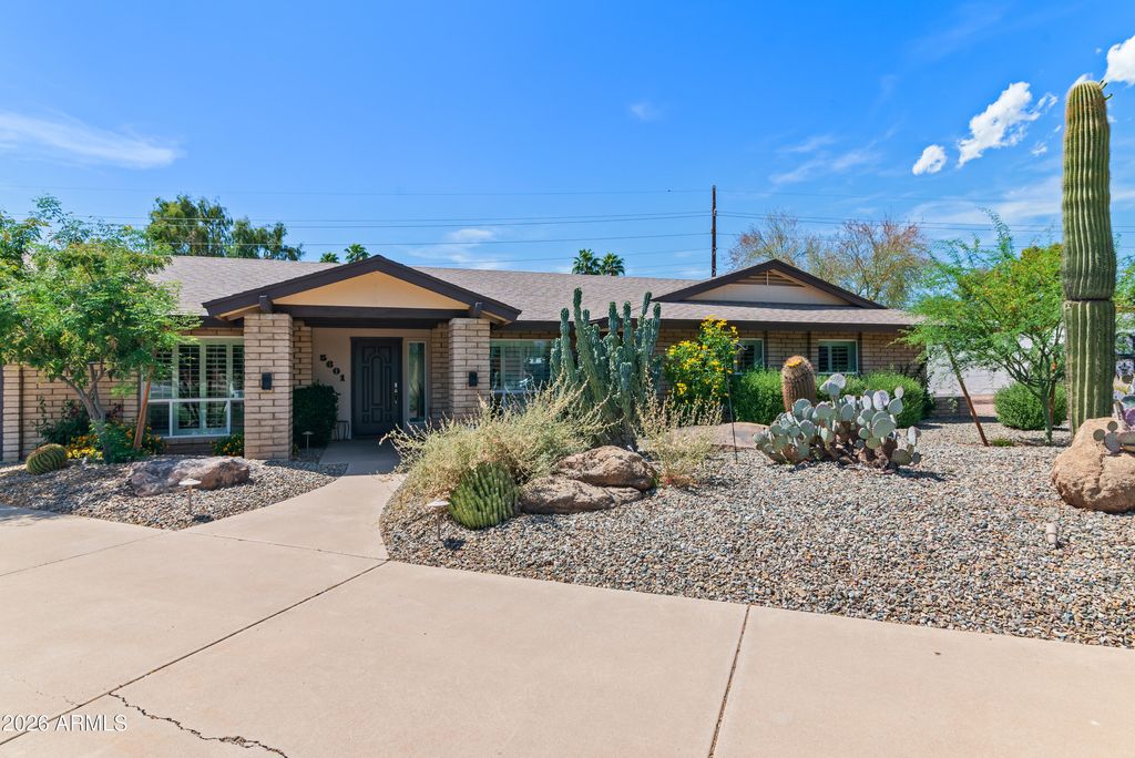 Image 3 of property listing at 5601 E CHARTER OAK Road, Scottsdale, AZ 85254