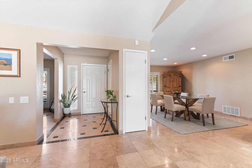 Image 4 of property listing at 5601 E CHARTER OAK Road, Scottsdale, AZ 85254