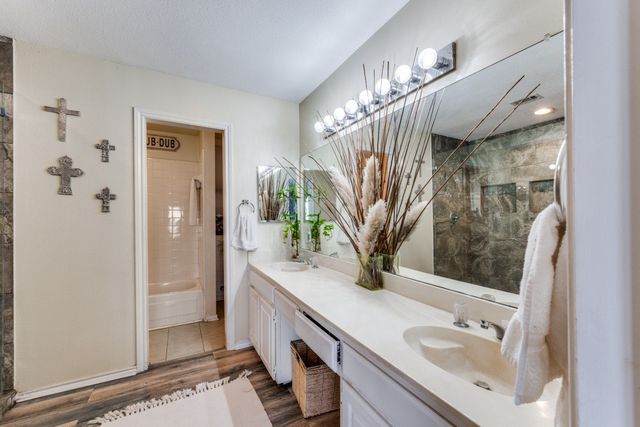 1801 Old Oak Drive, Arlington, TX 76012