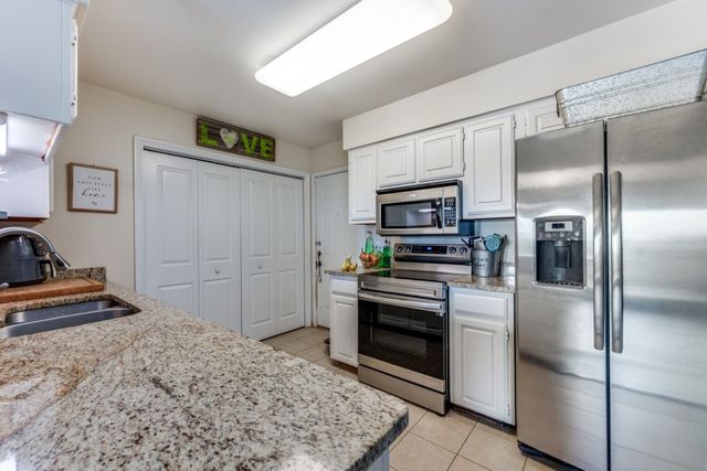 1801 Old Oak Drive, Arlington, TX 76012