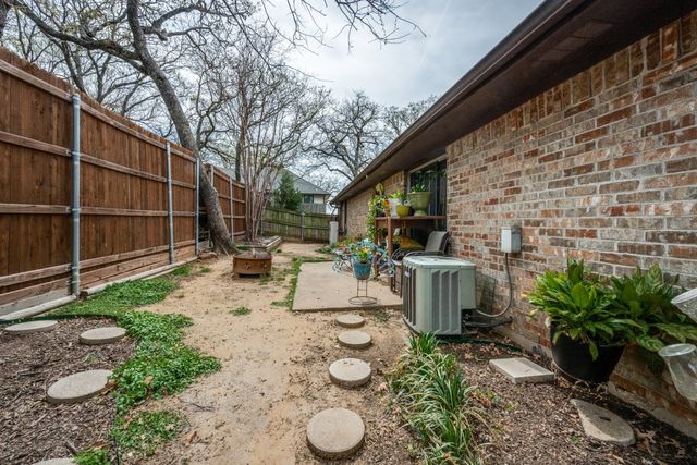 1801 Old Oak Drive, Arlington, TX 76012