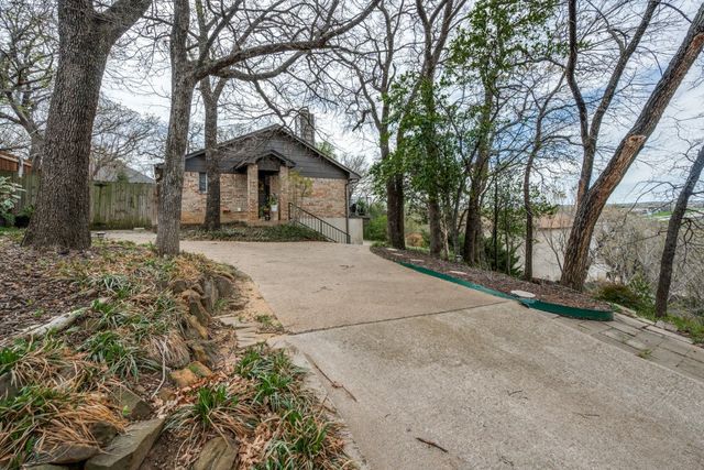 1801 Old Oak Drive, Arlington, TX 76012