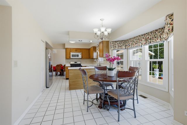 399 Stonewood Circle, Carol Stream, IL 60188