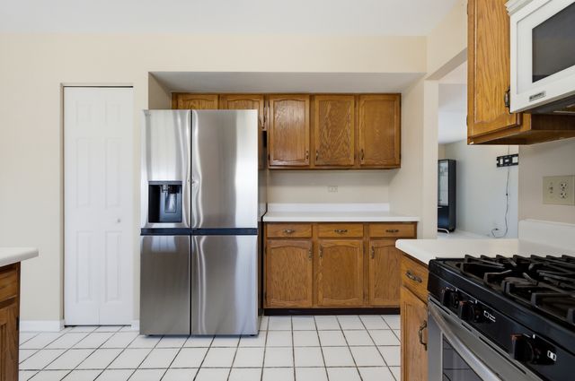 399 Stonewood Circle, Carol Stream, IL 60188