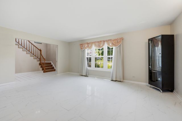 399 Stonewood Circle, Carol Stream, IL 60188