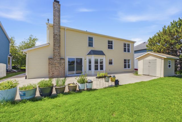 399 Stonewood Circle, Carol Stream, IL 60188