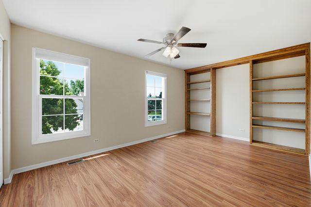 399 Stonewood Circle, Carol Stream, IL 60188
