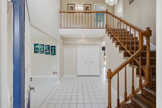399 Stonewood Circle, Carol Stream, IL 60188