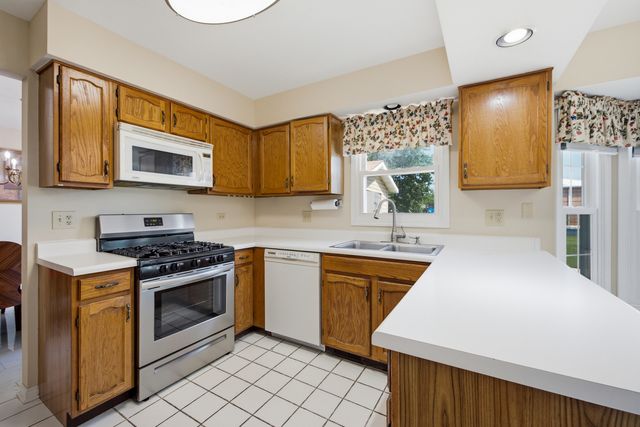 399 Stonewood Circle, Carol Stream, IL 60188