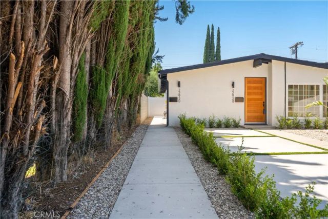 22930 Leadwell Street, West Hills, CA 91307