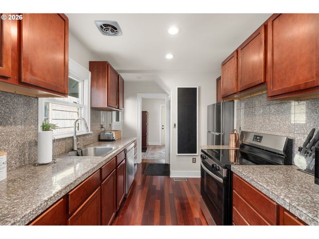 7024 N ALBINA Ave N, Portland, OR 97217