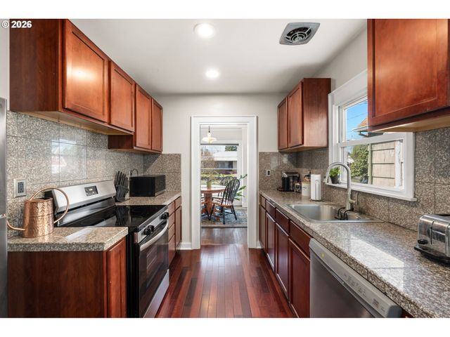 7024 N ALBINA Ave N, Portland, OR 97217