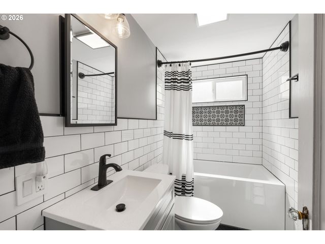 7024 N ALBINA Ave N, Portland, OR 97217