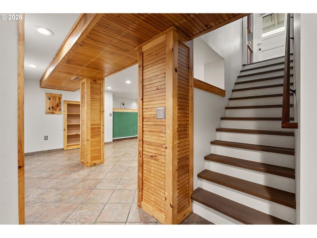 7024 N ALBINA Ave N, Portland, OR 97217