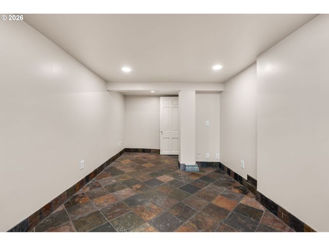 7024 N ALBINA Ave N, Portland, OR 97217