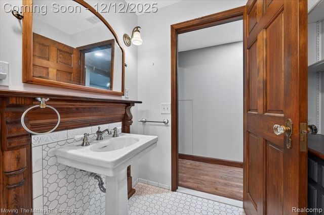 30760 Bayview Drive, Gibraltar, MI 48173