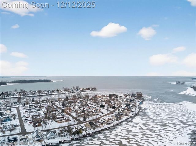 30760 Bayview Drive, Gibraltar, MI 48173