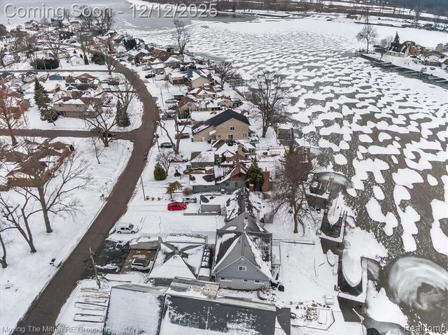 30760 Bayview Drive, Gibraltar, MI 48173