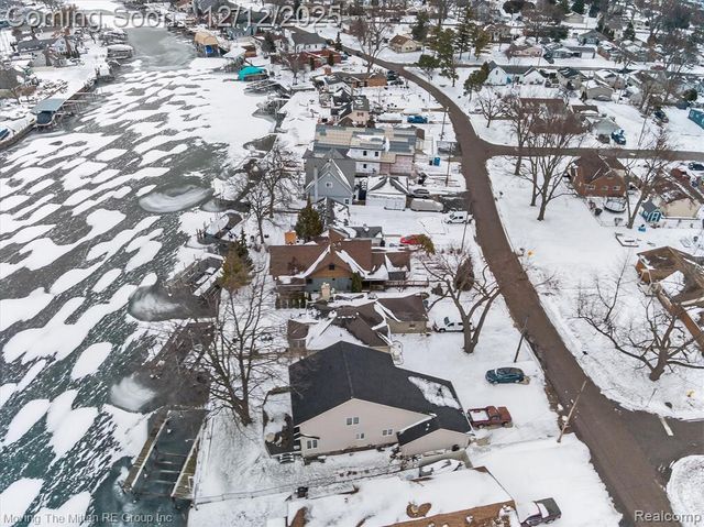 30760 Bayview Drive, Gibraltar, MI 48173