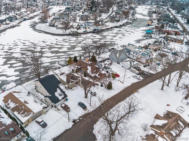 30760 Bayview Drive, Gibraltar, MI 48173