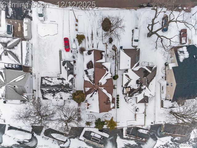 30760 Bayview Drive, Gibraltar, MI 48173