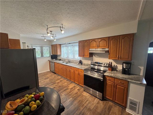 2442 Newton Street, Akron, OH 44305