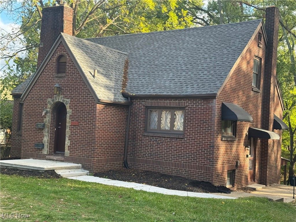 2442 Newton Street, Akron, OH 44305