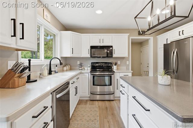 5739 Suntar Valley Drive, Fowlerville, MI 48836