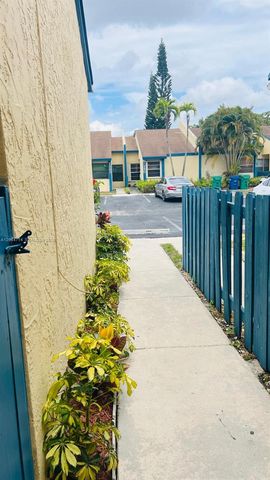 7394 NW 34th St, Lauderhill, FL 33319