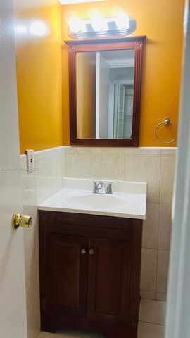 7394 NW 34th St, Lauderhill, FL 33319