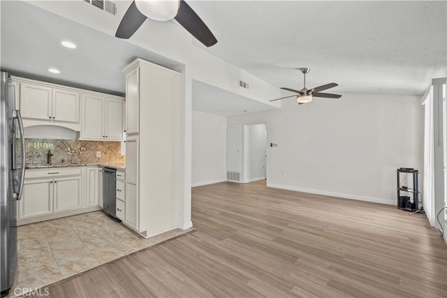 19156 Avenue Of The Oaks B, Newhall, CA 91321