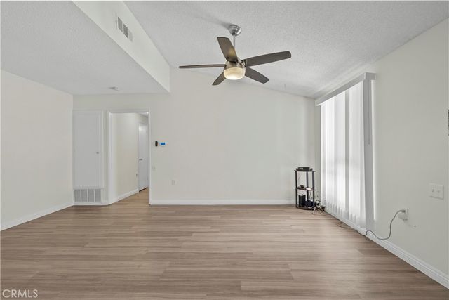 19156 Avenue Of The Oaks B, Newhall, CA 91321