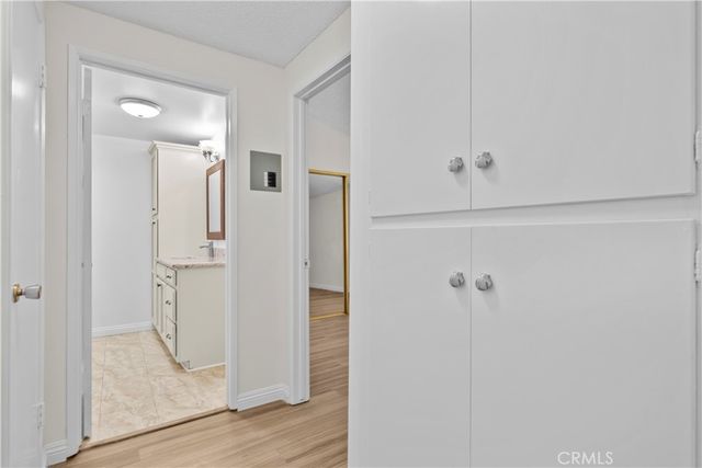 19156 Avenue Of The Oaks B, Newhall, CA 91321