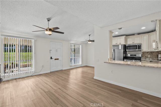 19156 Avenue Of The Oaks B, Newhall, CA 91321