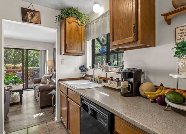 20 Roundhouse Rd 20, Bourne, MA 02532