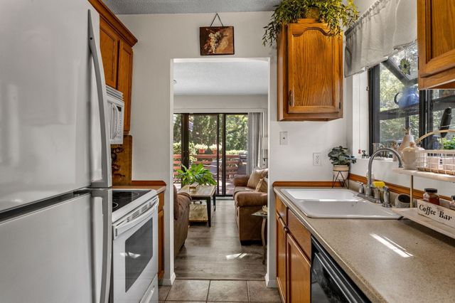 20 Roundhouse Rd 20, Bourne, MA 02532