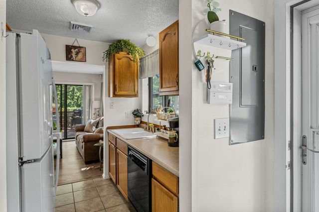 20 Roundhouse Rd 20, Bourne, MA 02532