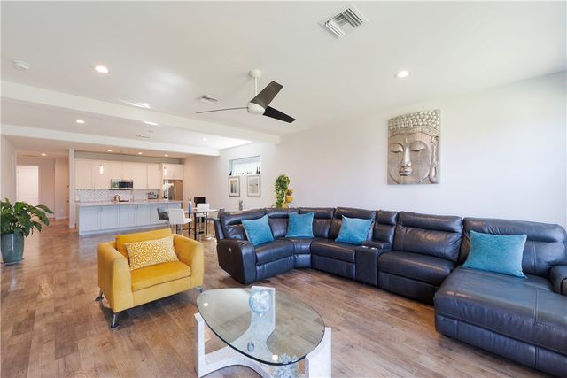2172 Falls Manor, Vero Beach, FL 32967