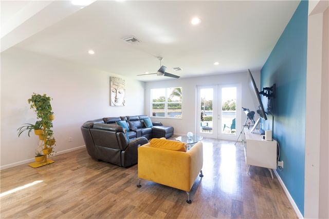 2172 Falls Manor, Vero Beach, FL 32967