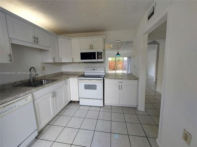 7332 SW 25th Court 12, Davie, FL 33317