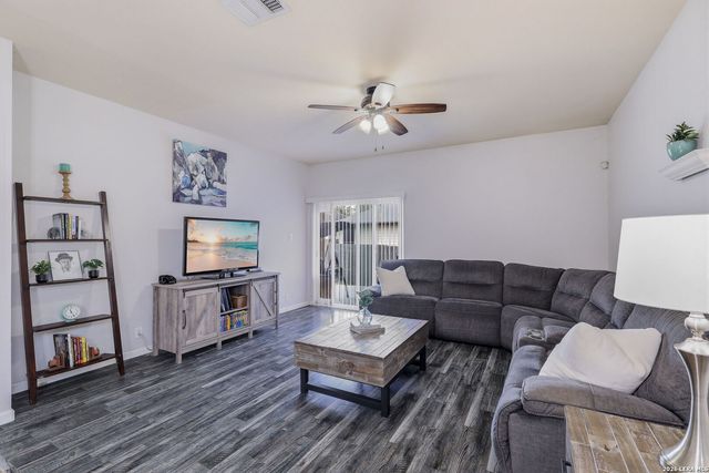 732 Hollow Ridge, Schertz, TX 78108