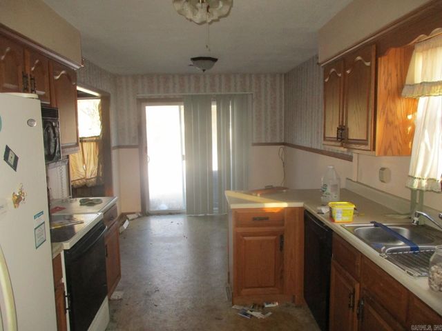 2104 West Street, Conway, AR 72032