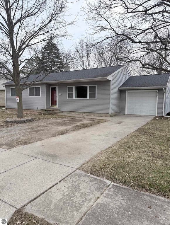Image 1 of property listing at 516 Yale Avenue, Alma, MI 48801
