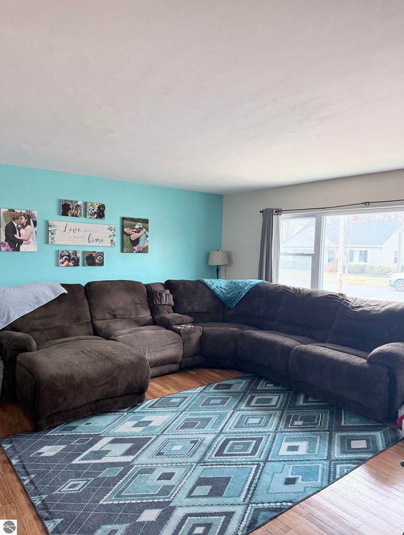 Image 2 of property listing at 516 Yale Avenue, Alma, MI 48801