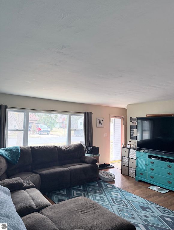 Image 3 of property listing at 516 Yale Avenue, Alma, MI 48801