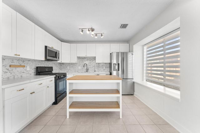 1111 W Belgravia Drive, Pearland, TX 77584