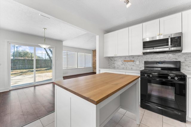 1111 W Belgravia Drive, Pearland, TX 77584